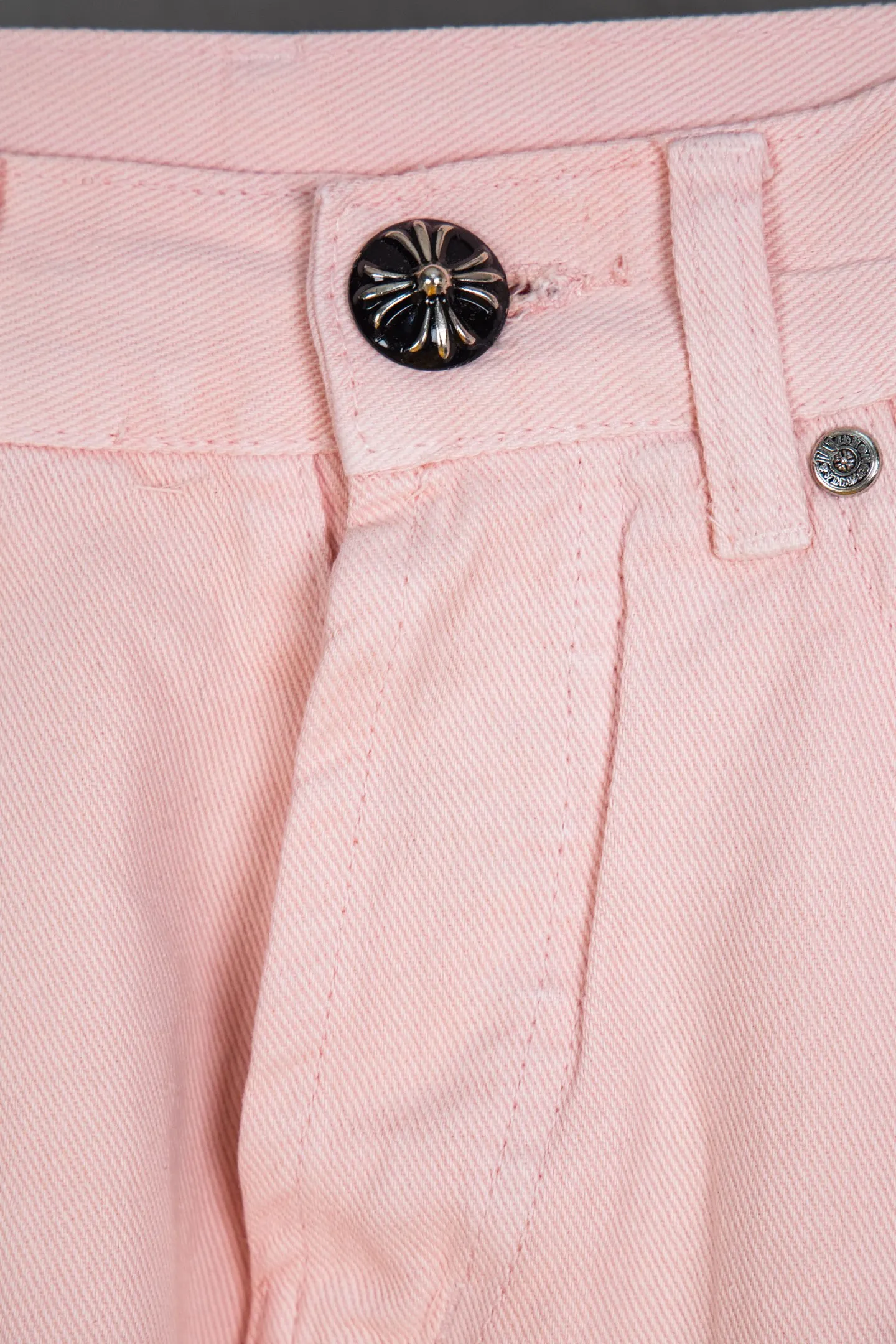 P270 Top version CH Chromehearts 2025 new limited edition white cross patchwork leather couple style washed loose pink jeans 💜 Top ceiling quality Styles with different washed textures, very friendly to people with thin legs and thick legs, straight and loose version very flattering leg shape Timeless moderate length, easy to match with casual, basic styling for various styles, a must-have in the wardrobe! The fabric is stiff but also makes the upper body soft without losing texture. The washing process is even more perfect. It is a must-have item for everyone! ! ! Washed wheat, hang tag, pants label, complete with three labels, color: pink, size: 28, 30, 32, 34